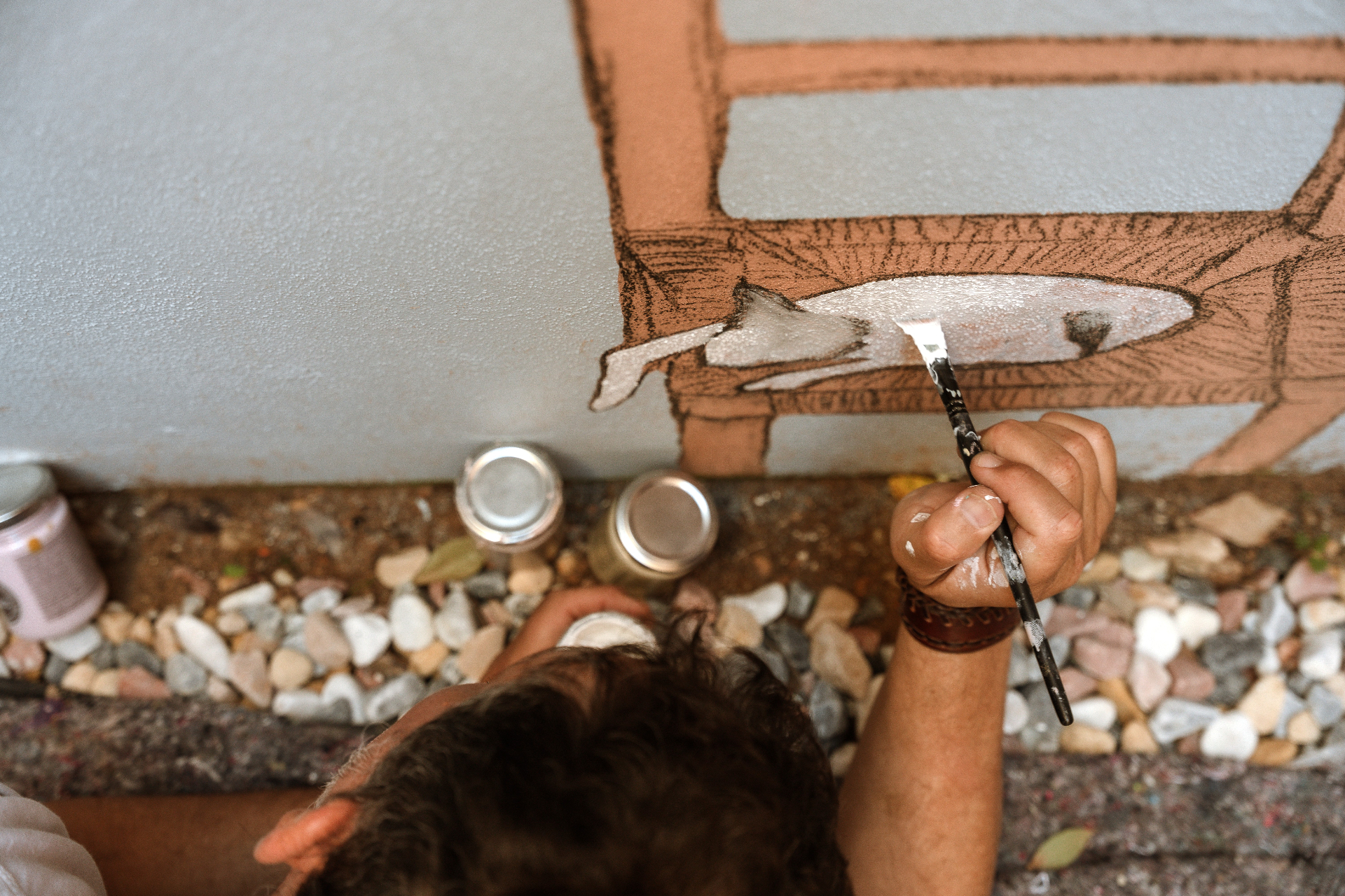 Luciano Chacón pintando un mural